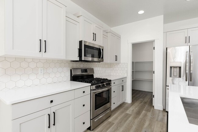 Building Photo - 3 bed plus office / 2.5 bath / 3 car Singl...