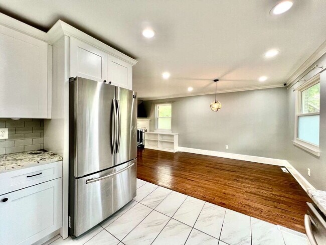Building Photo - Welcome home to this charming house located near the heart of Charlotte, NC.