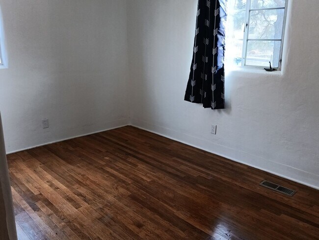 Building Photo - Charming 3-bedroom, 2-bathroom! Showings available NOW! New appliances! SPECIAL!!