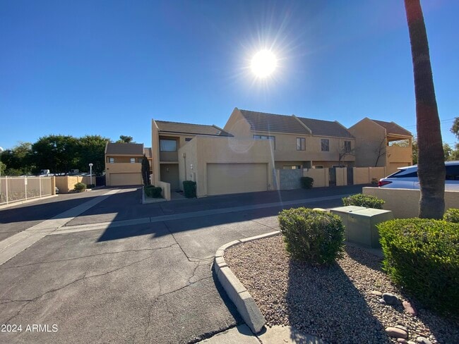 Building Photo - 821 E Redondo Dr