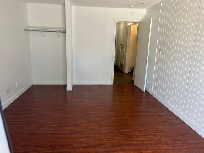 Building Photo - Amazing Room Downtown Renovated/Fireplace/Balcony/View