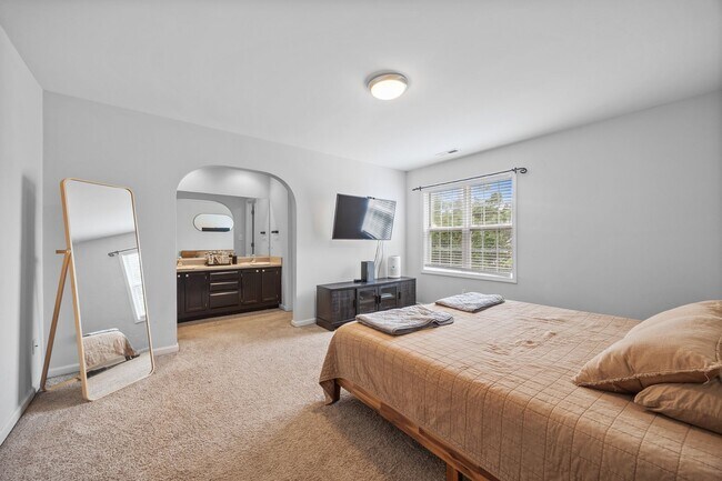 Building Photo - Spacious 3-Bed / 2.5-Bath Home in Southwes...