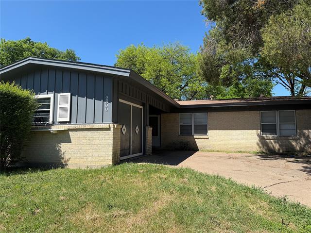 Building Photo - 2800 W Fuller Ave