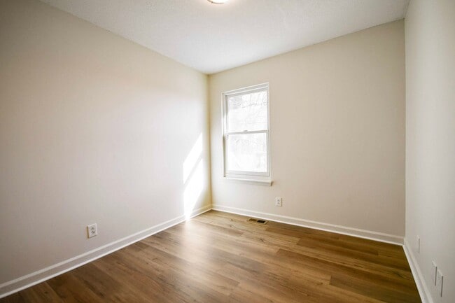 Building Photo - Pet Friendly Three Bedroom!