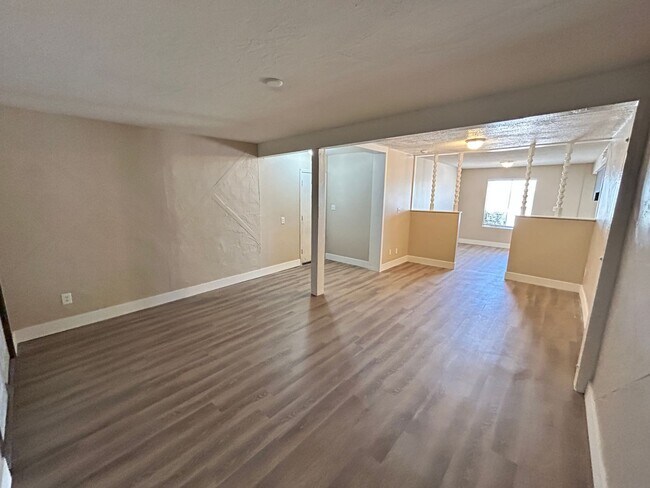 Building Photo - Single Story 3/2 *NO HOA* *NEW* Paint & *N...