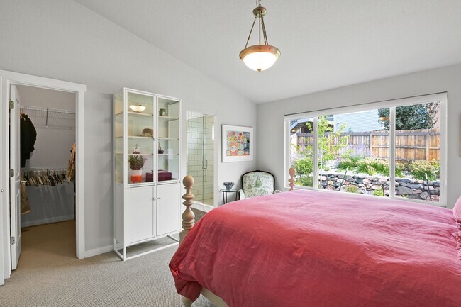 Building Photo - Beautiful "like new" home available for re...