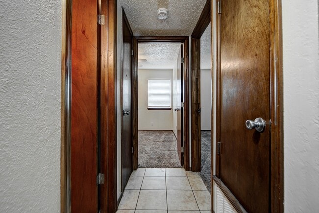 Building Photo - 1315 Glen Oaks Ct