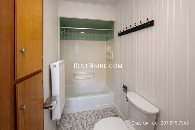 Building Photo - 445 Main St