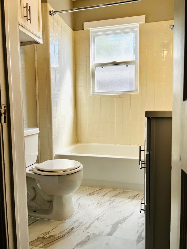 Building Photo - Beautifully Updated 2BD 1BA Corner Lot Hom...