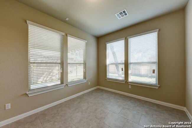 Building Photo - 3 Bed 2.5 Bath