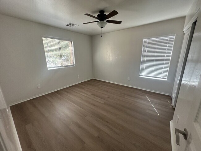 Building Photo - 3797 E Santa Fe Ln