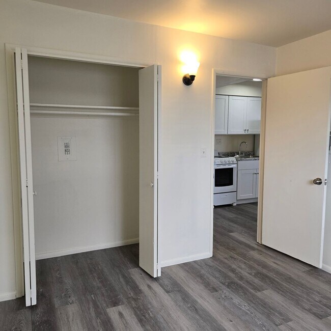 Building Photo - Remodeled and Fresh! One Bedroom Apartment with utilities included