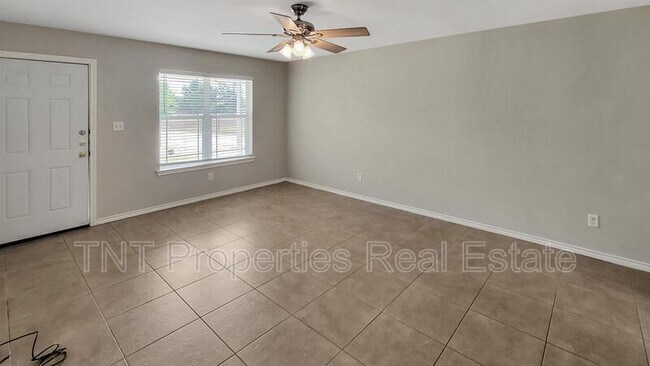 Building Photo - 9902 Risky's Ranch Dr