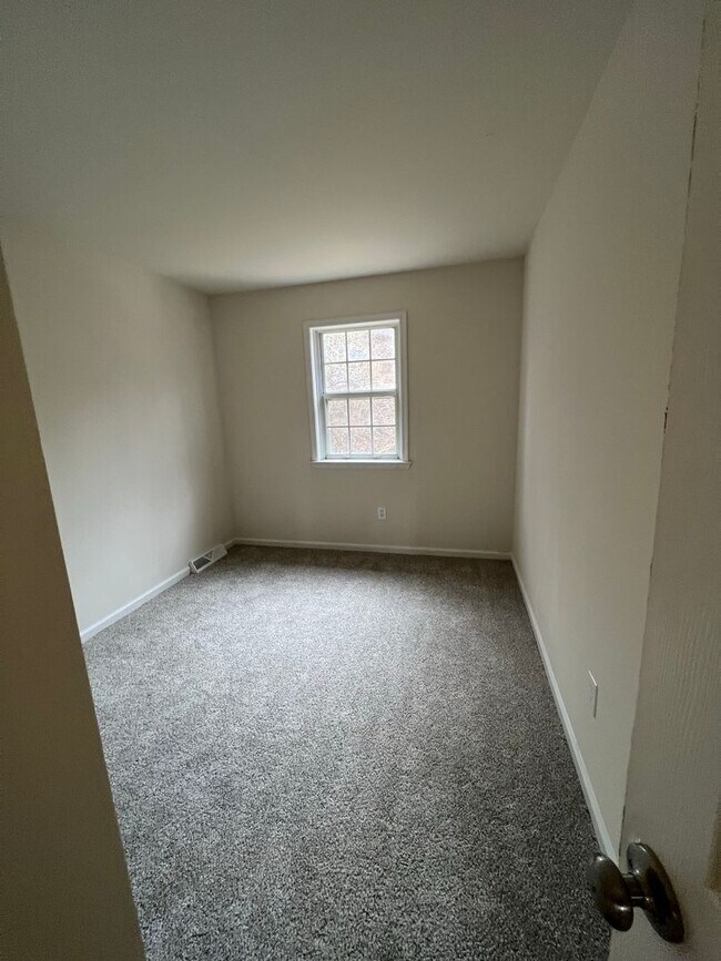 Building Photo - 3BR Townhome - Northampton School District
