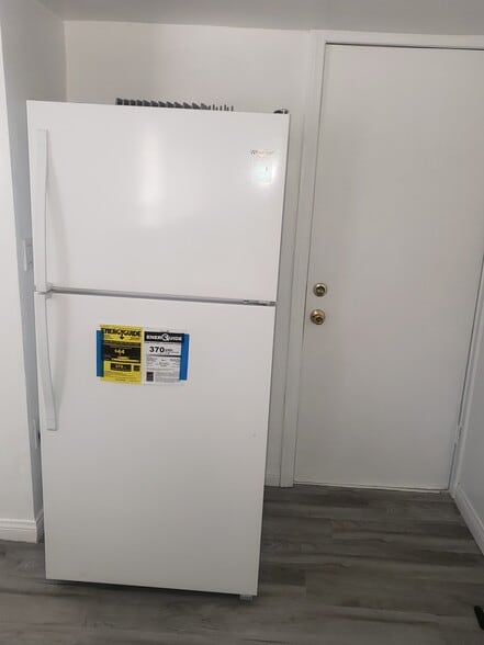 Building Photo - 1540 W 58th St