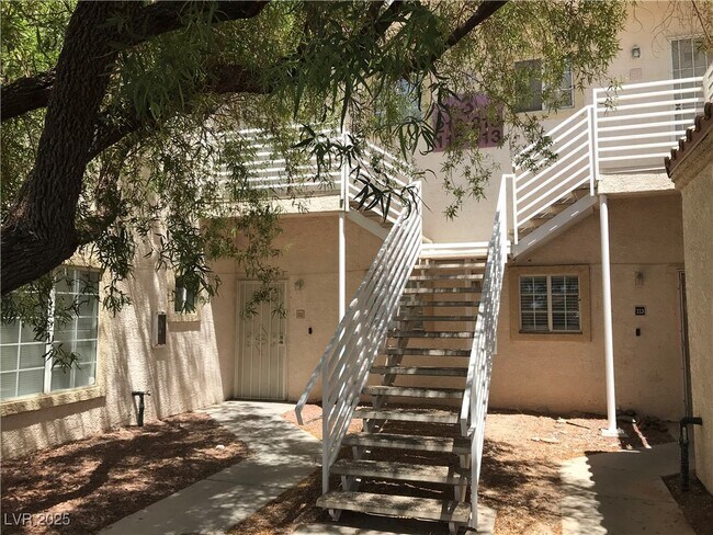 Primary Photo - 1900 N Torrey Pines Dr