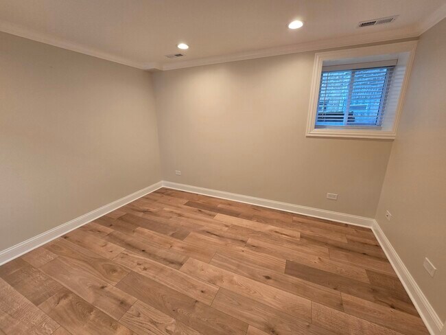 Building Photo - 1502 W Jonquil Terrace