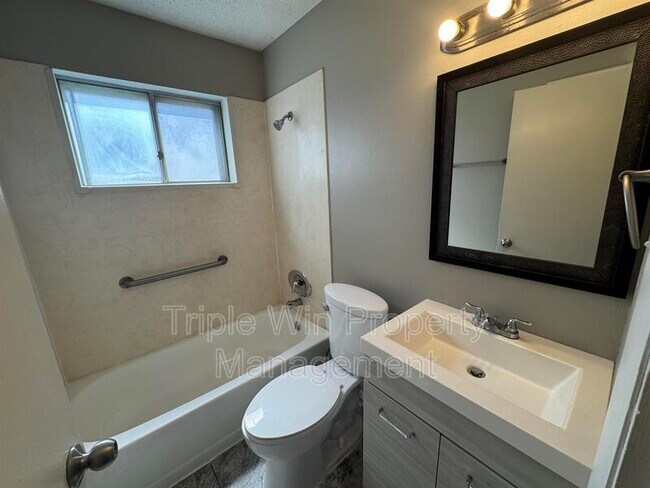Building Photo - 513 Coachway Ln