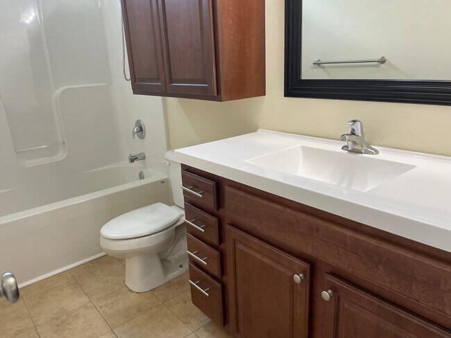 Building Photo - 3 Bedroom 2 Bathroom House with Large Fenc...