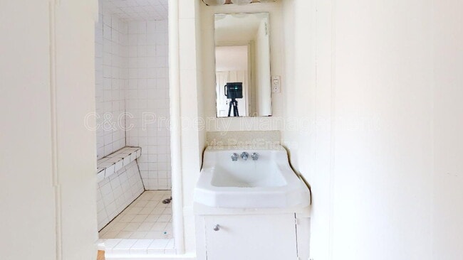 Building Photo - 489 Laurel Ave