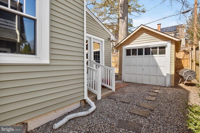 Building Photo - 3365 Runnymede Pl NW