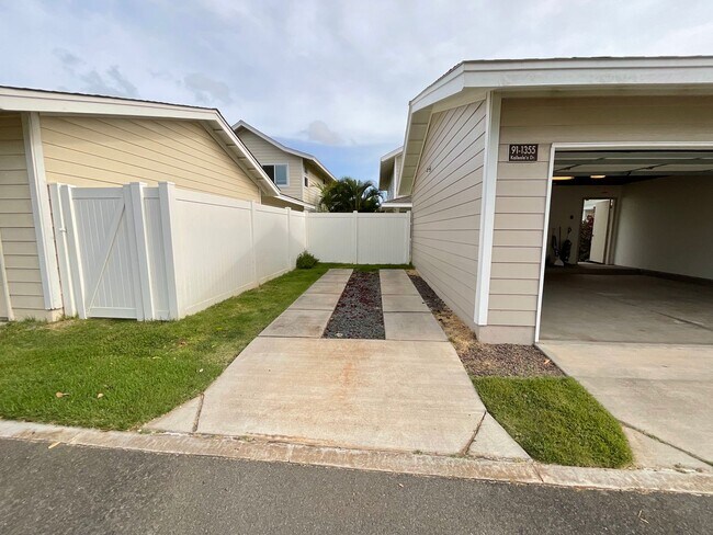 Building Photo - 4 Bedroom 3 Bath, 2 Car garage w/3rd parking stall, Solar panels (RRLLC)