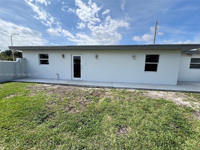 Building Photo - 705 E 20th St