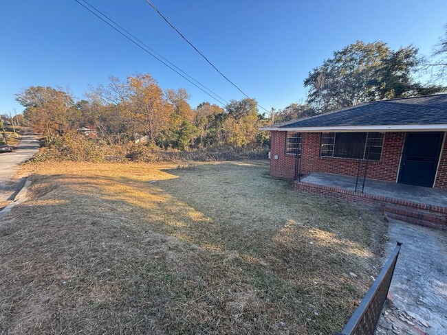 Building Photo - Vintage Charm Meets Modern Convenience