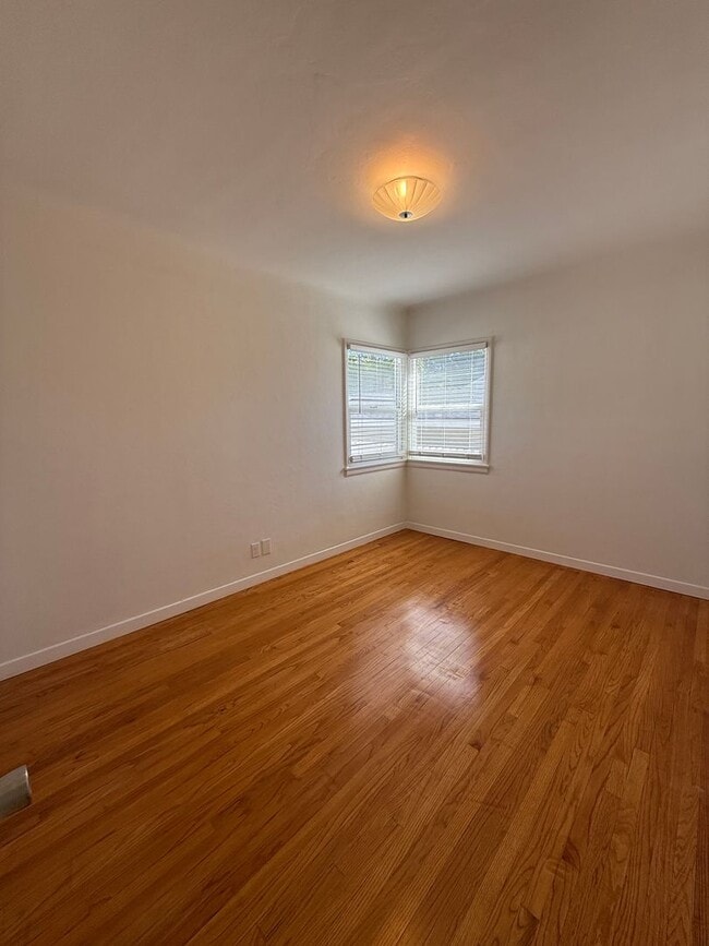 Building Photo - Amazing 3 Bedroom Montrose Home!