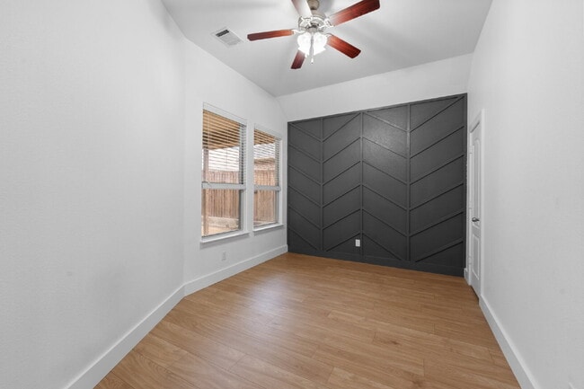 Building Photo - Spacious 5-Bedroom Retreat on Hidden Lake Court with Pool