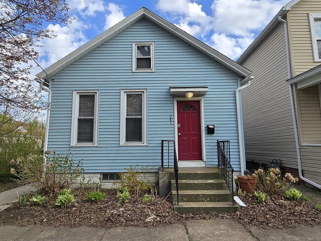 Building Photo - Convenient first floor living! Two bedroom, one bathroom house for rent. Updated flooring, bathro...
