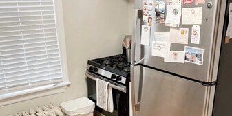 Building Photo - 733 Elm St