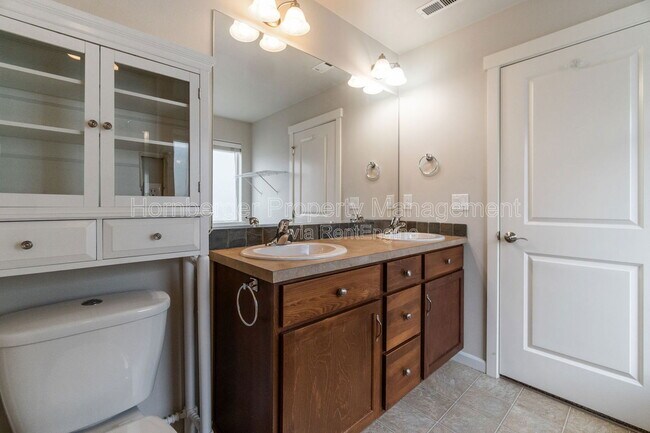 Building Photo - 1807 E Vanetta Ave