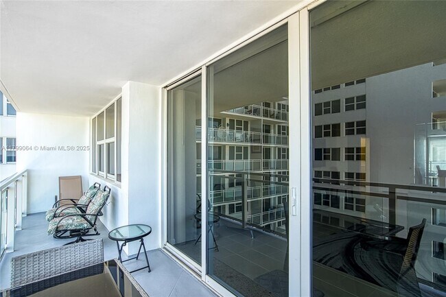 Building Photo - 2030 S Ocean Dr