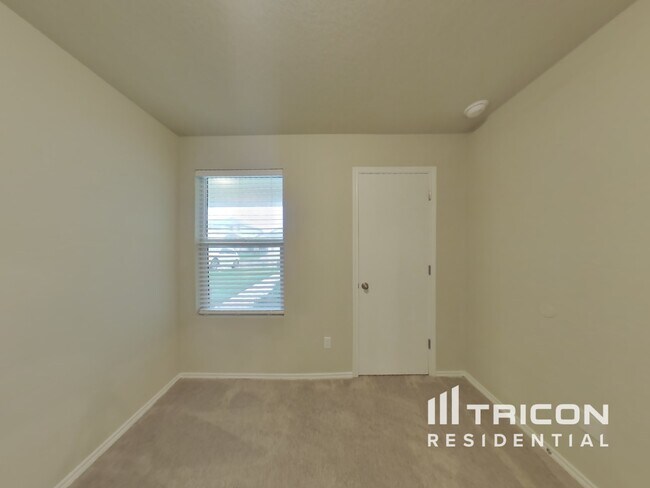Building Photo - 5120 Saddle Clb Dr