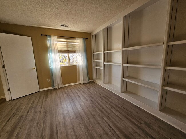 Building Photo - Charming House 3 Beds 2 1/2 Baths 2 Living...