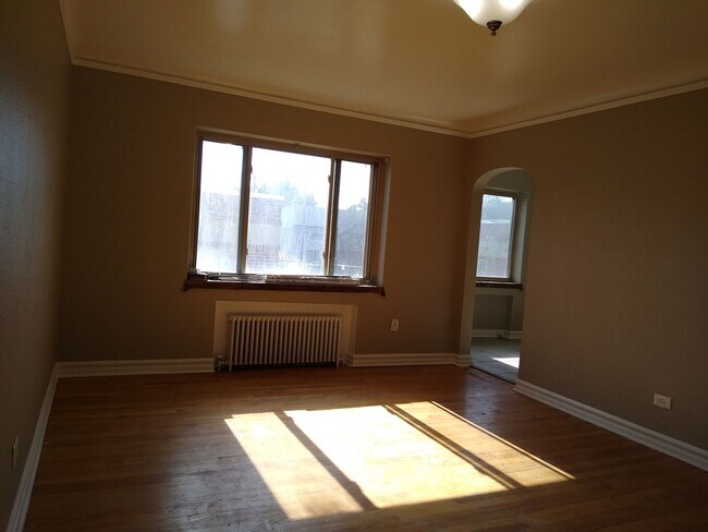 Building Photo - Charming Large 1 Bedroom in the Heart of the City