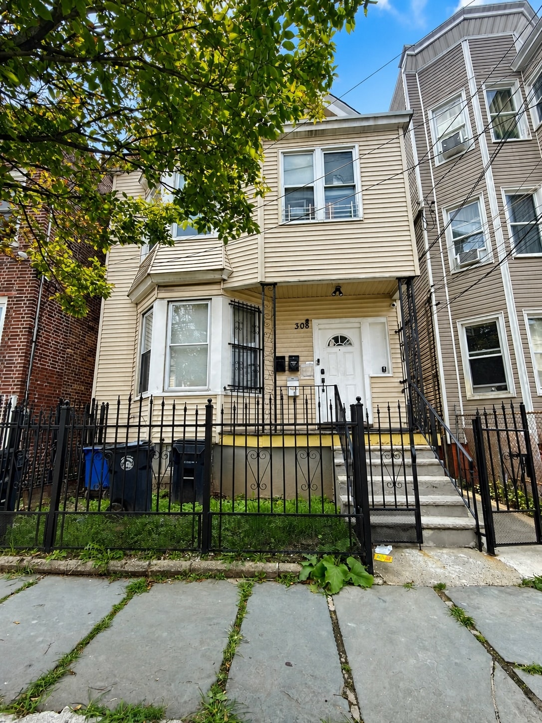 Building Photo - 308 7th Ave W