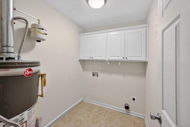 Building Photo - Lovely Patio Home with Sunroom!
