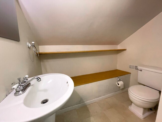 Building Photo - PRELEASING for AUGUST! Close to Campus