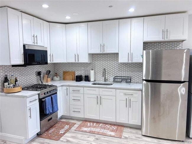 Building Photo - 451 Castle Hill Ave