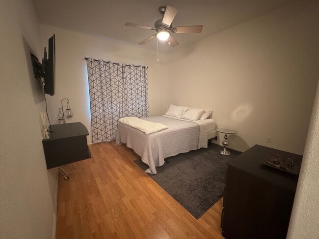 Building Photo - SHORT TERM FULLY FURNISHED 3BD/3BA TOWNHOUSE