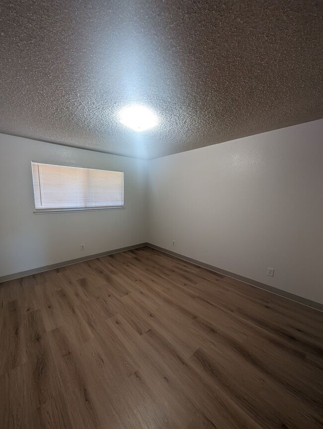 Building Photo - Charming 2-bedroom, 1 bath duplex