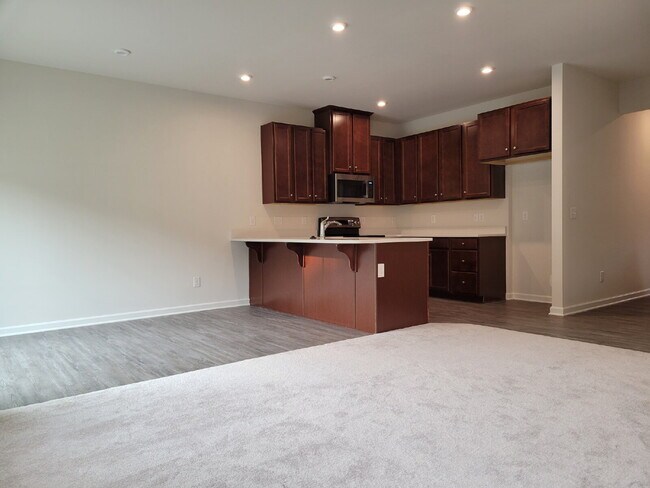 Building Photo - Luxury townhome in a prime Goodlettsville location just minutes to Nashville!