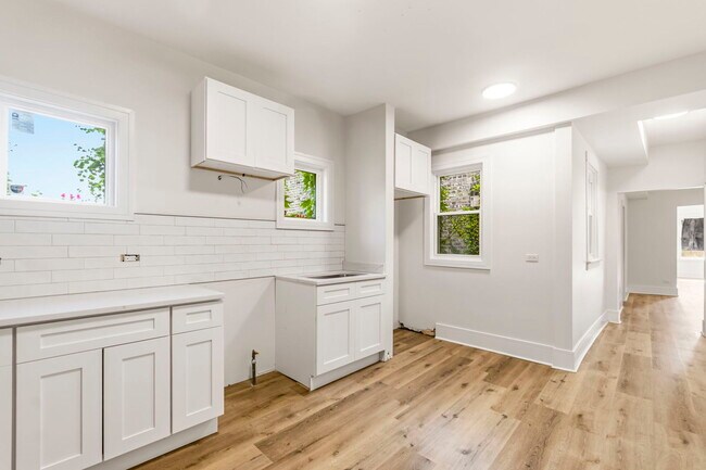 Building Photo - 2112 S Drake Ave