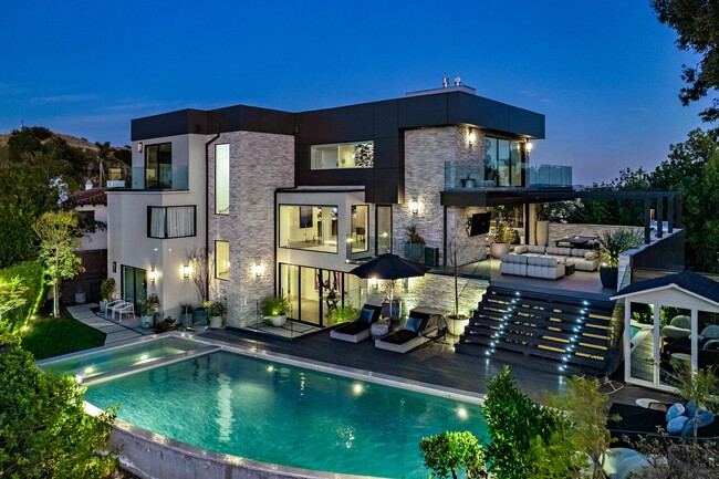 Building Photo - Prestigious Hollywood Hills Home for Rent