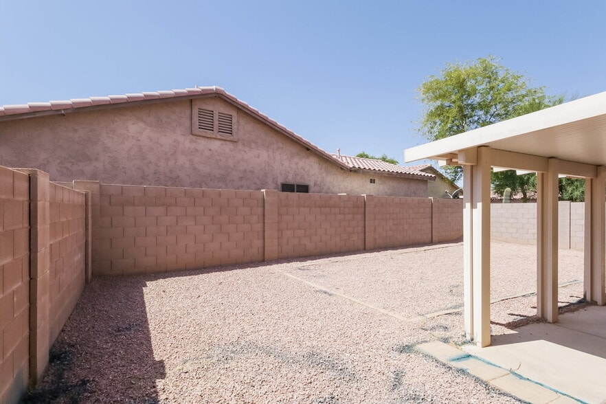 Building Photo - 2581 E Bellerive Dr