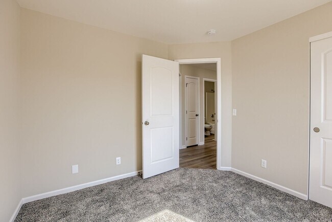 Building Photo - Bright & Spacious Elkhorn Home with Finish...