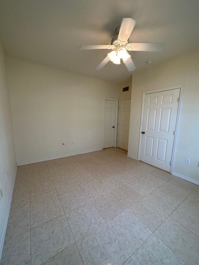 Building Photo - Beautiful 2/2 Condo in North Bonita - Acro...