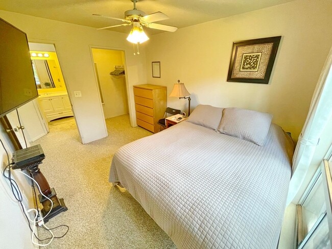 Building Photo - Southpointe - Furnished 2 Bed / 1 Bath Ground Floor Unit w/fenced in yard
